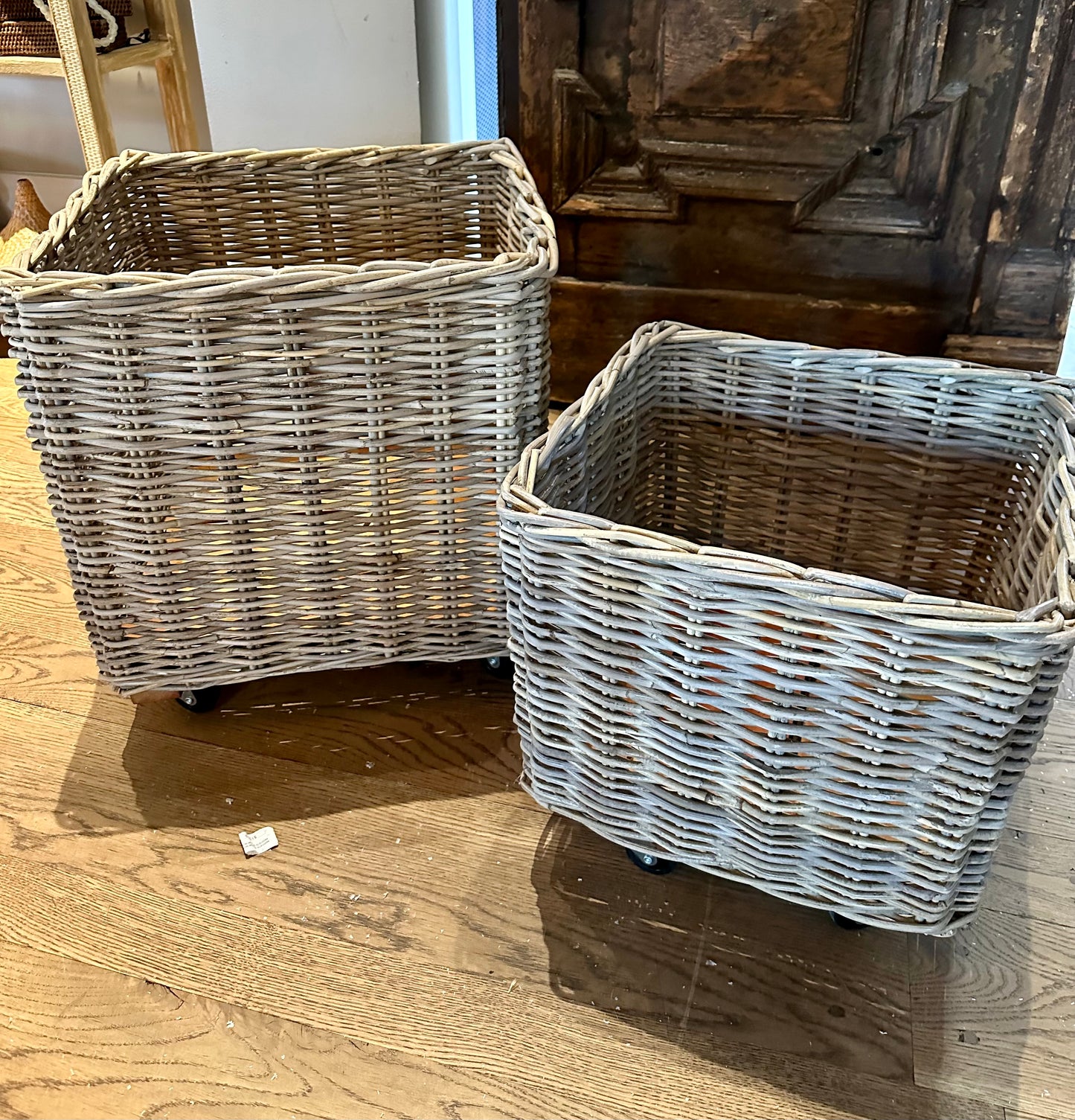 Basket w/ Rollers M-16"x16"